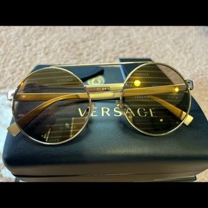 Gorgeous Versace Shades! 90’s look! Perfect for brunch dates and nightlife!